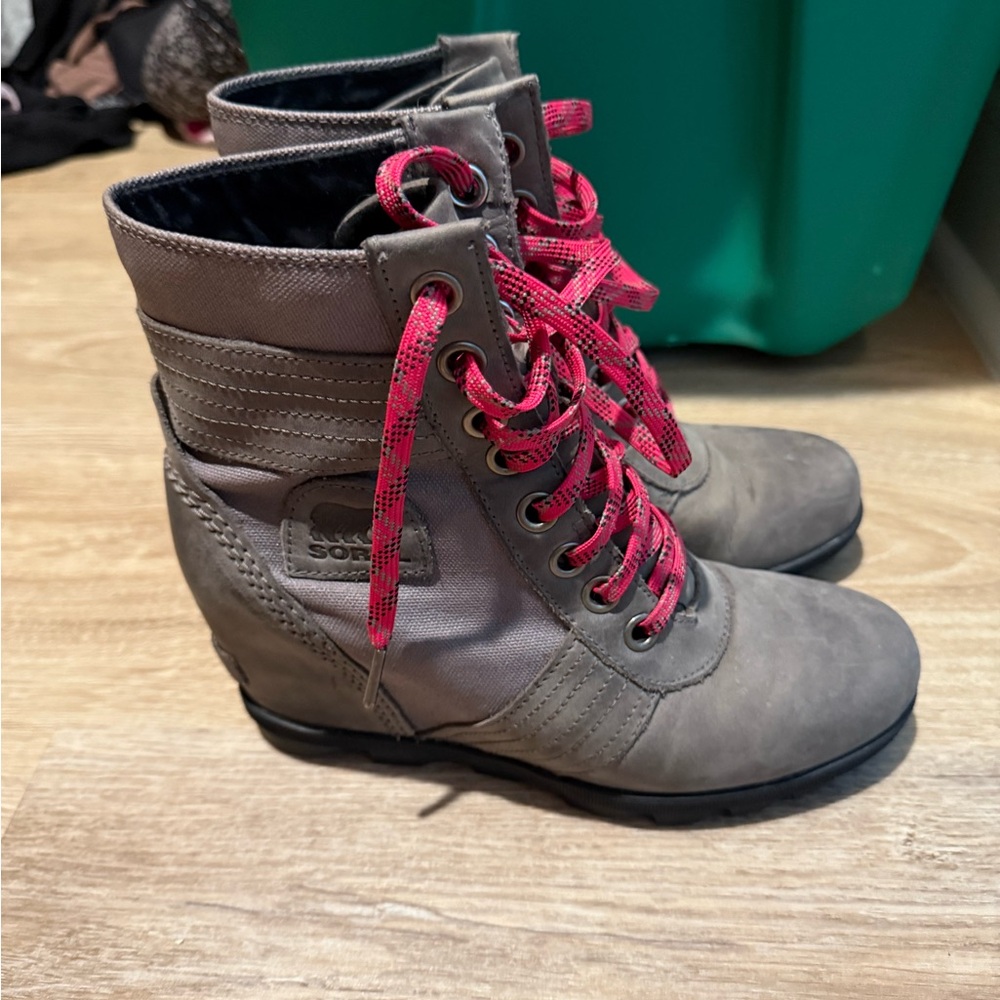 Sorel Women's Gray Boots with Red Laces